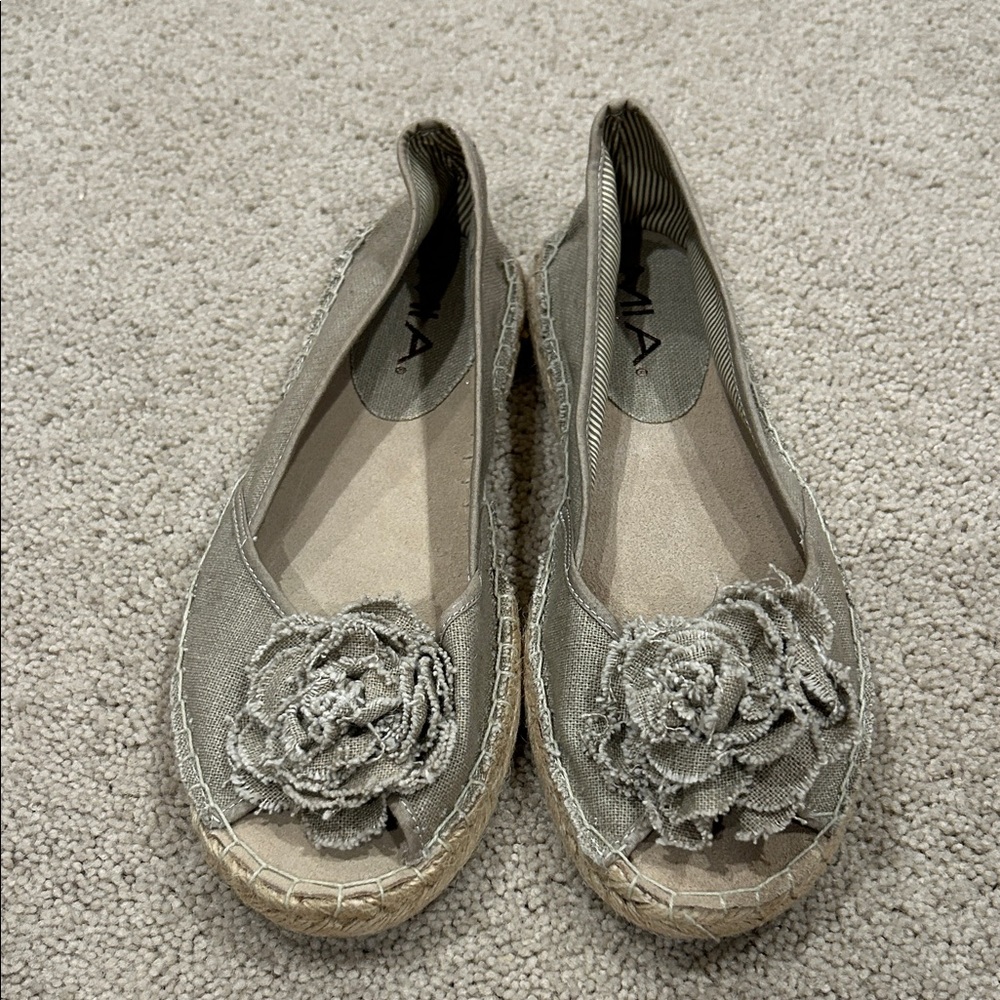 NWOT MIA Tan Floral Espadrilles